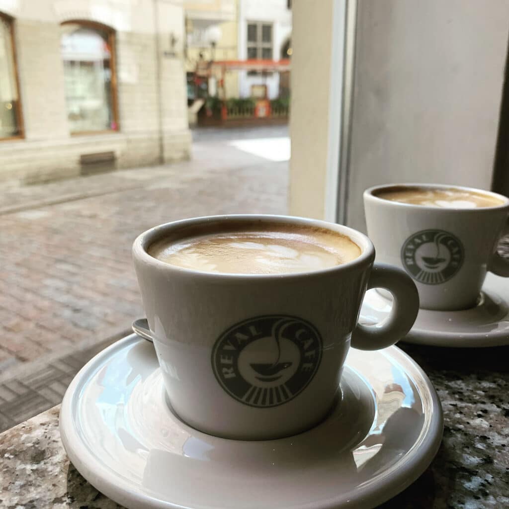 Kahvilla Tallinnassa