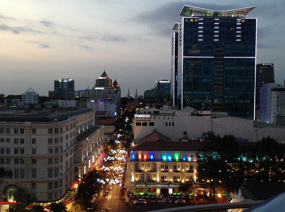 Näkymä Saigon Saigon Rooftop Barista auringonlaskun jälkeen